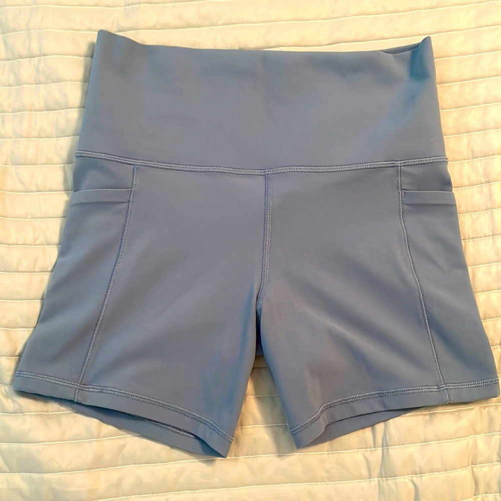 Athleta salutation stash pocket 5” short
